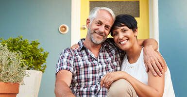 欢乐情侣坐在亮色门廊